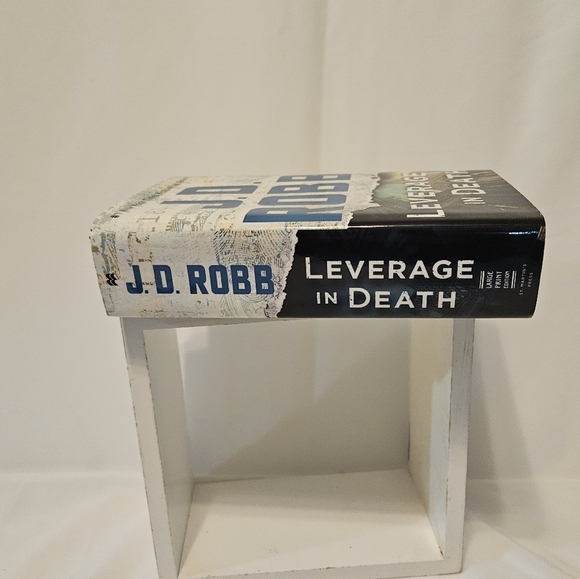 J.D. ROBB Leverage In Death Large Print Edition St. Martin's Press Bestselling - Picture 8 of 16